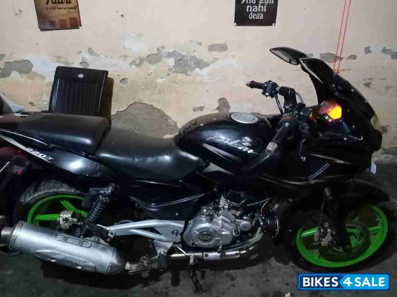 Black Bajaj Pulsar 220F