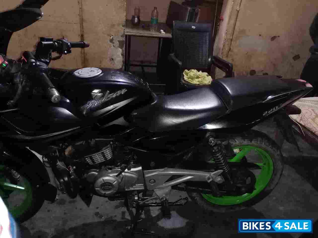 Black Bajaj Pulsar 220F
