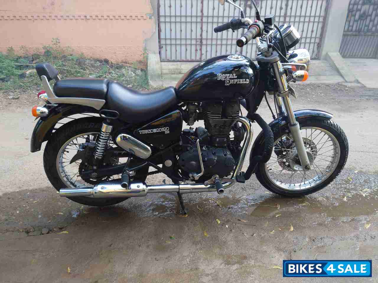 Black Royal Enfield Thunderbird 350 Black Royal Enfield Thunderbird 350