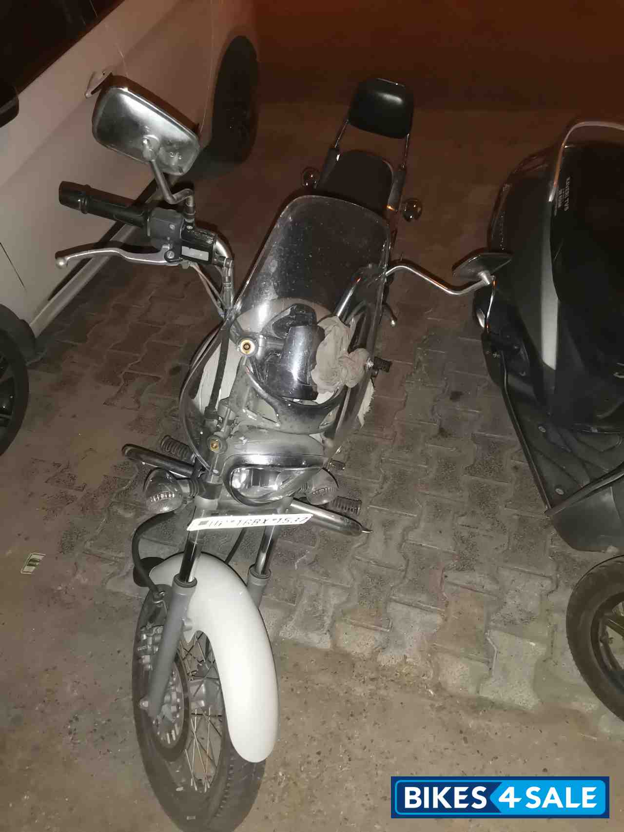 White Bajaj Avenger Cruise 220