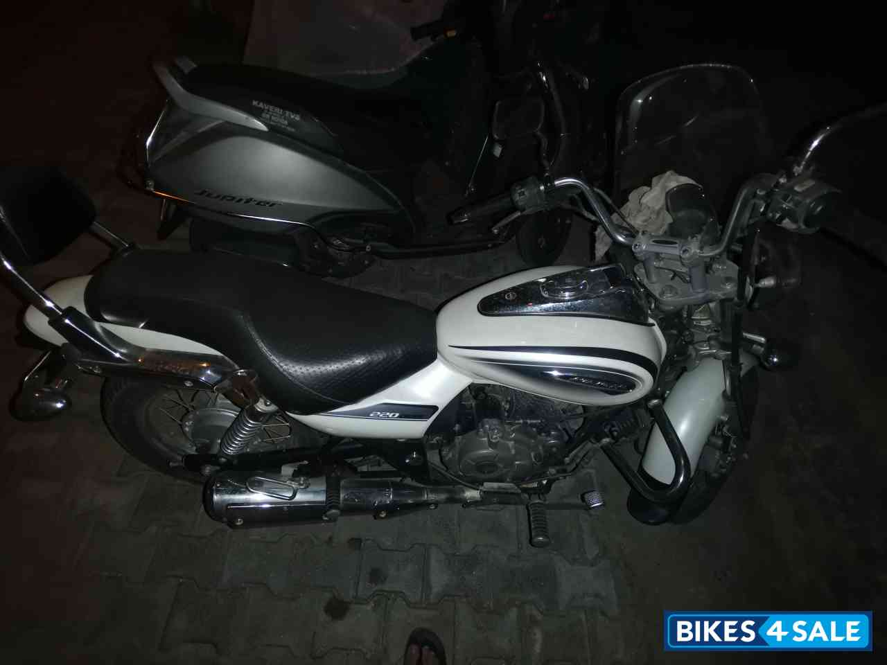 White Bajaj Avenger Cruise 220