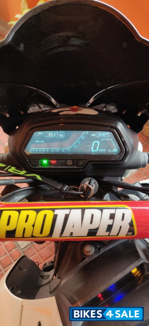 White Bajaj Dominar 400 Disc