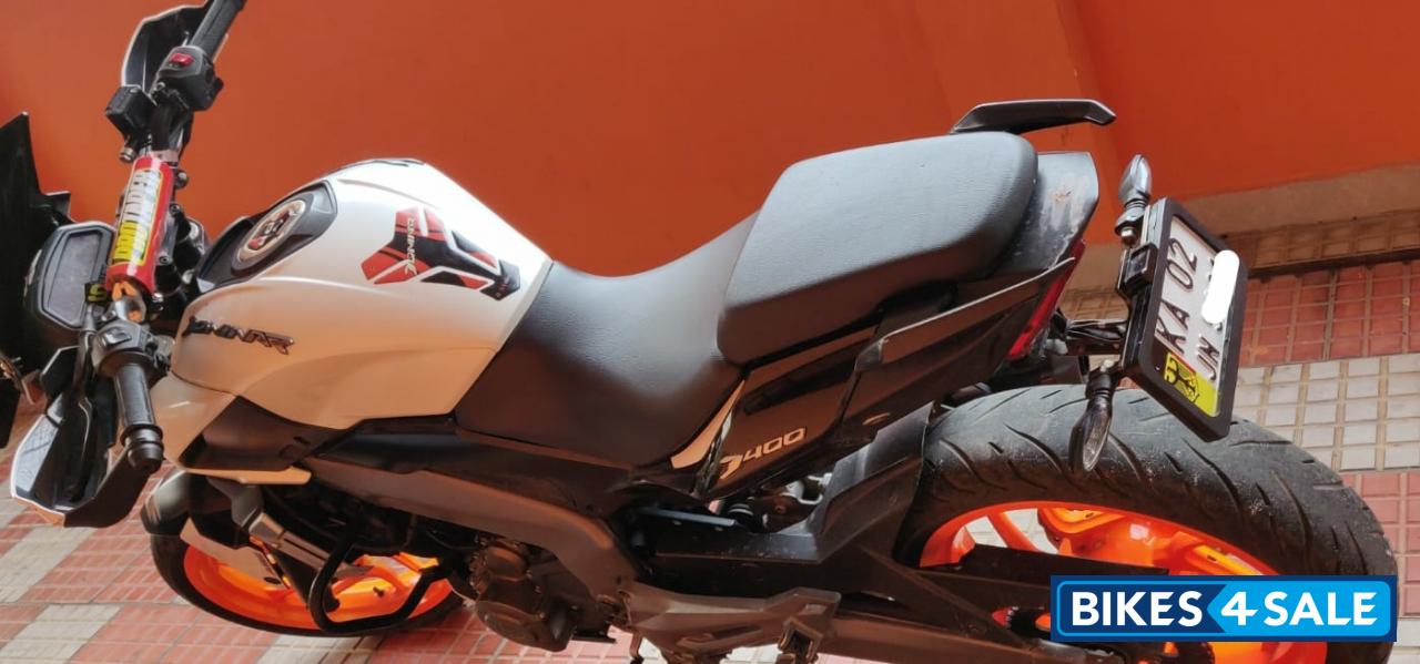 White Bajaj Dominar 400 Disc