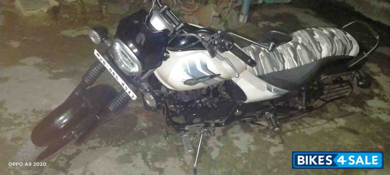 White Matte Bajaj Avenger Street 220 White Matte Bajaj Avenger Street 220