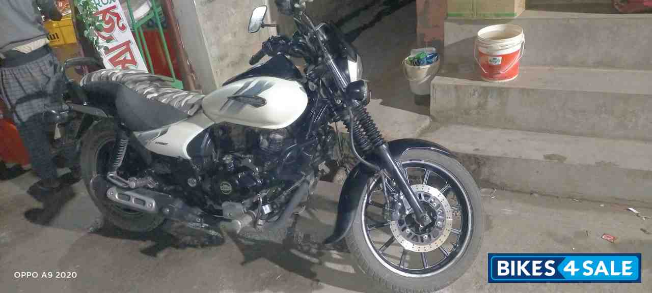White Matte Bajaj Avenger Street 220 White Matte Bajaj Avenger Street 220