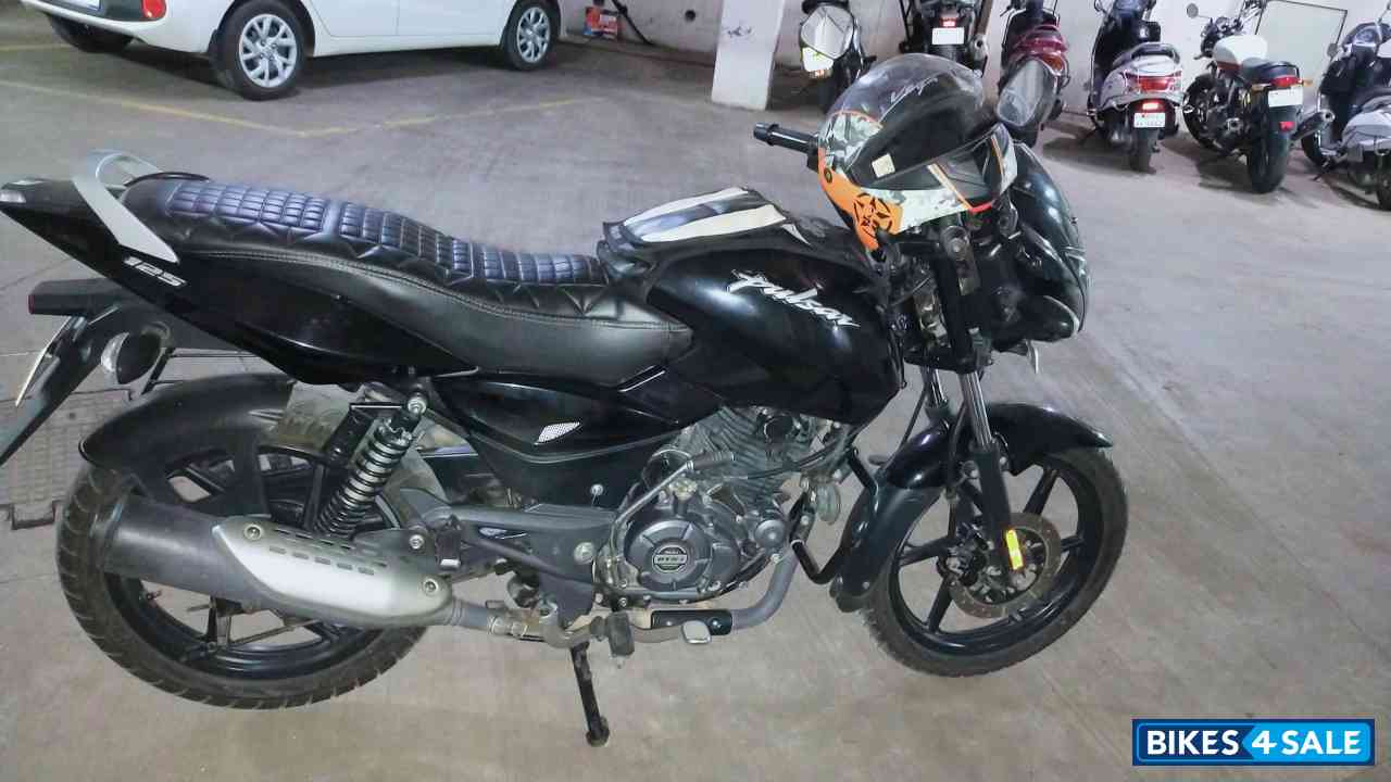 Balck Bajaj Pulsar 125 Neon