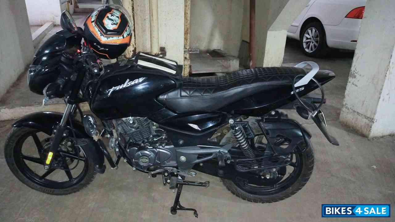 Balck Bajaj Pulsar 125 Neon