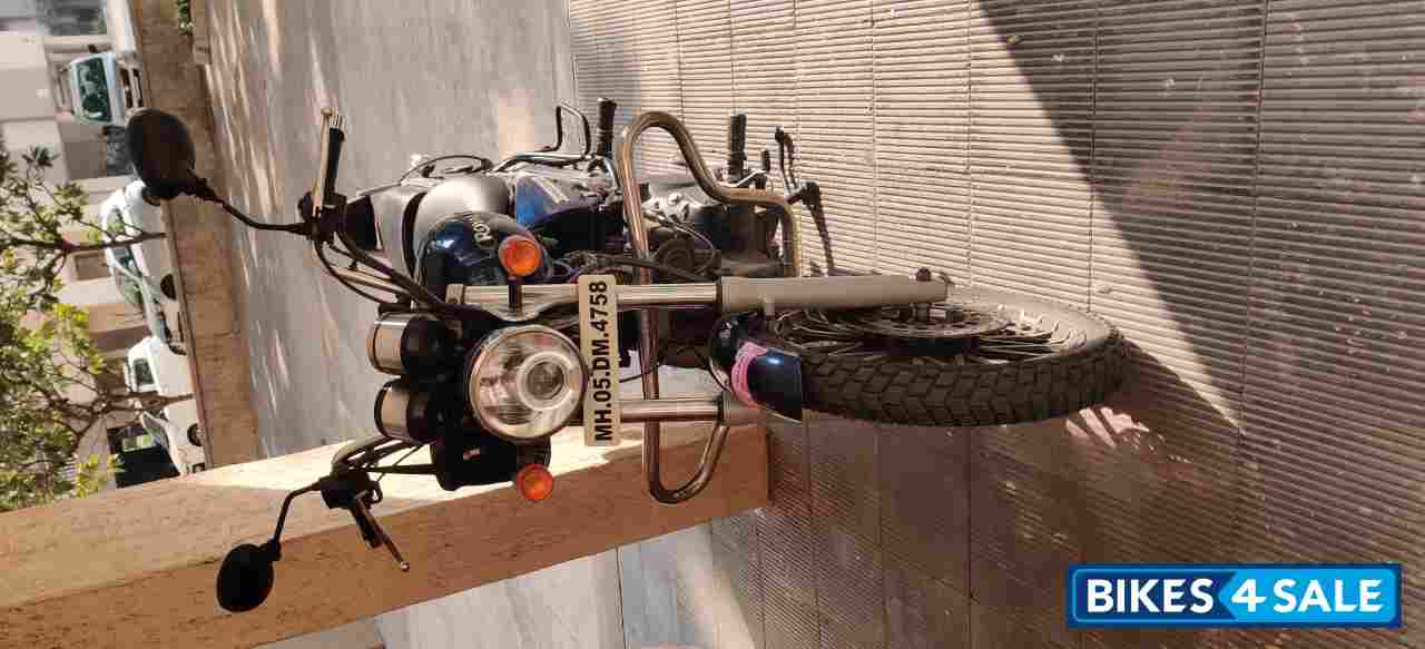 Blue Royal Enfield Thunderbird 350 Blue Royal Enfield Thunderbird 350