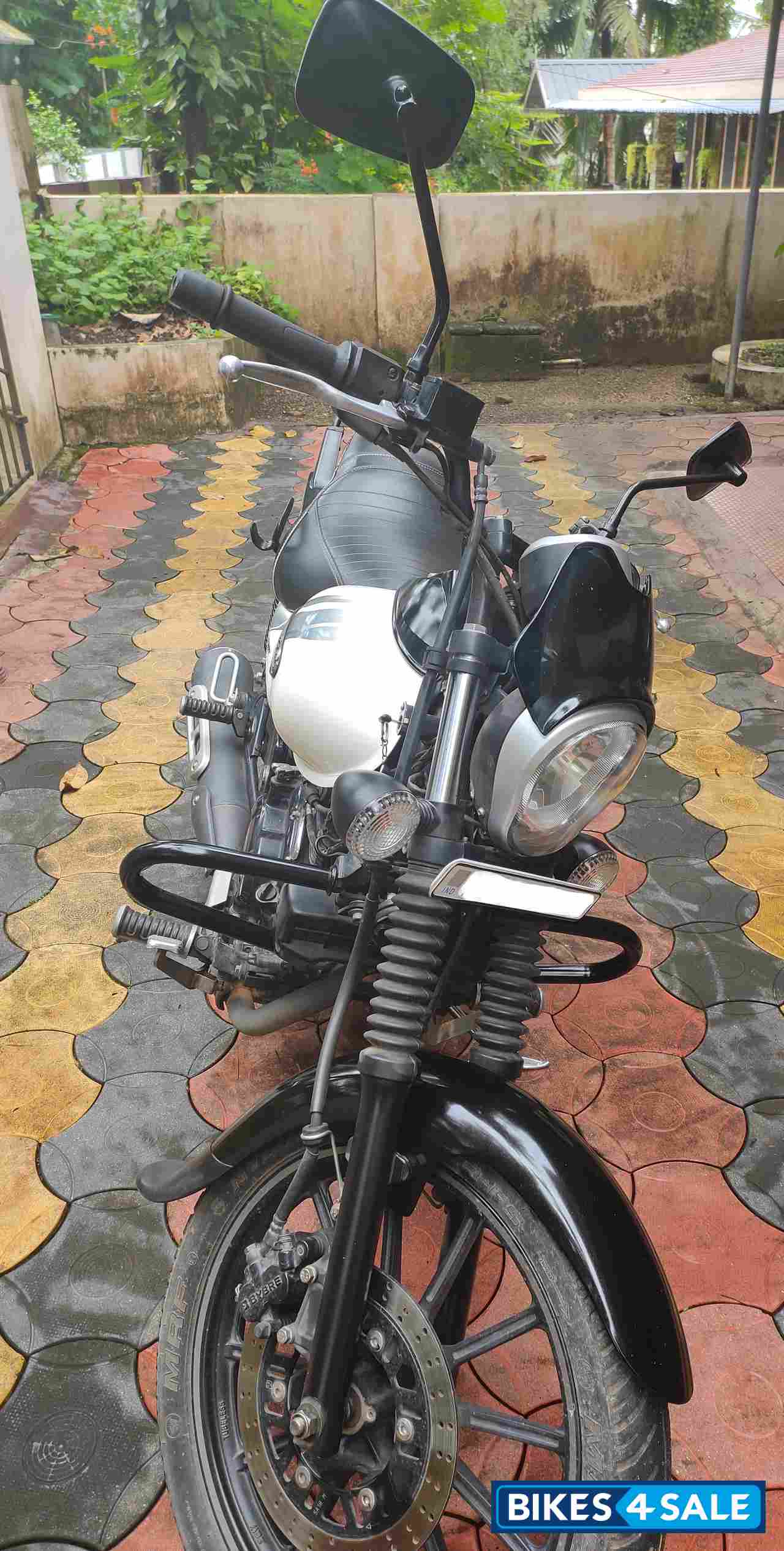 Matte White Bajaj Avenger Street 220