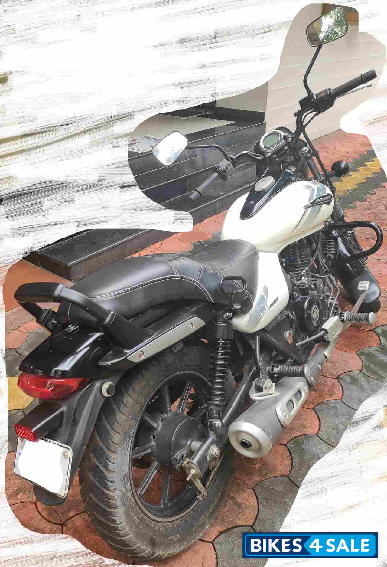 Matte White Bajaj Avenger Street 220