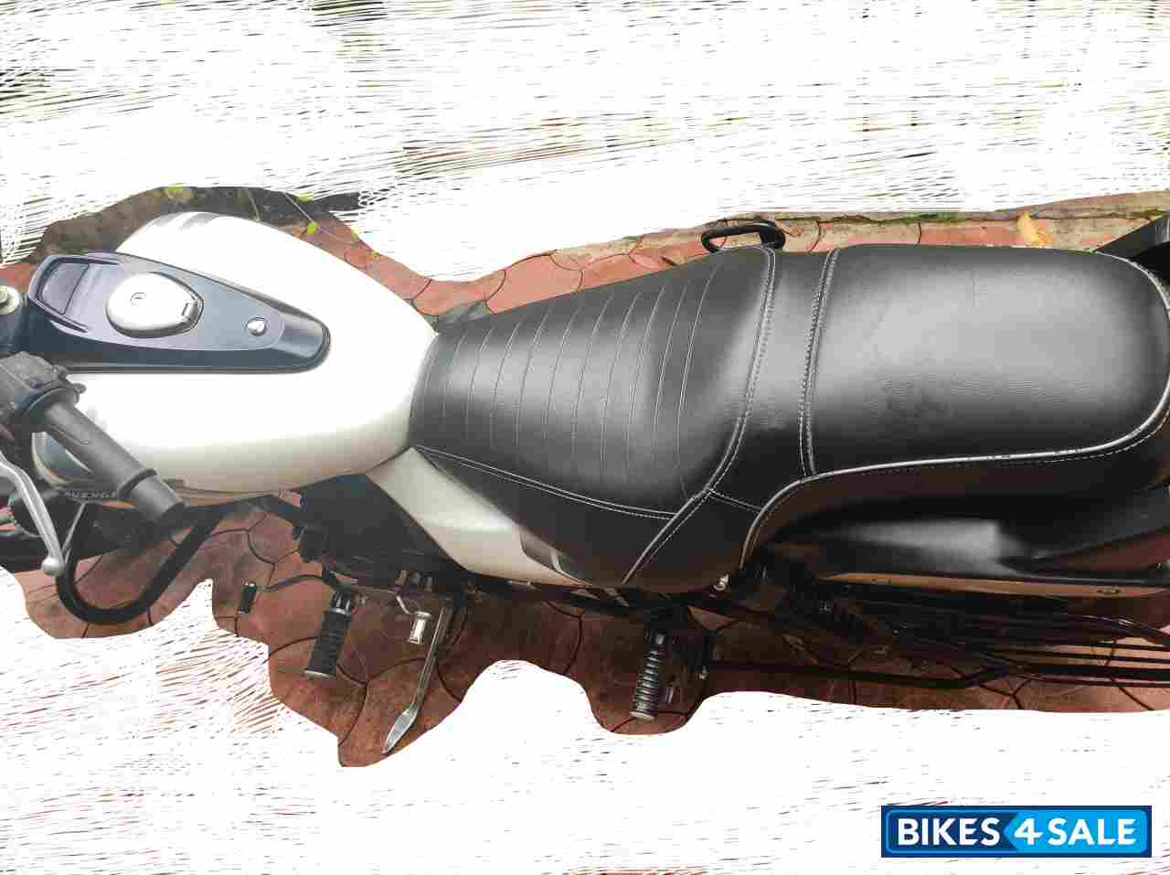 Matte White Bajaj Avenger Street 220