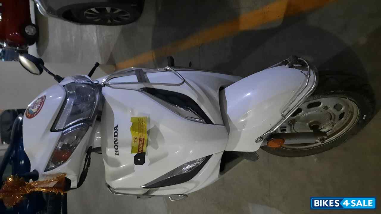 White Honda Activa 6G