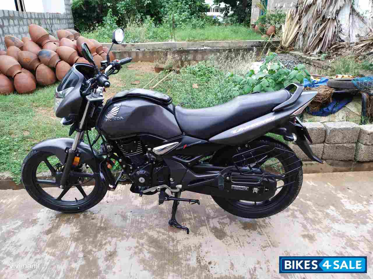 Gray Honda Unicorn 160 BS6