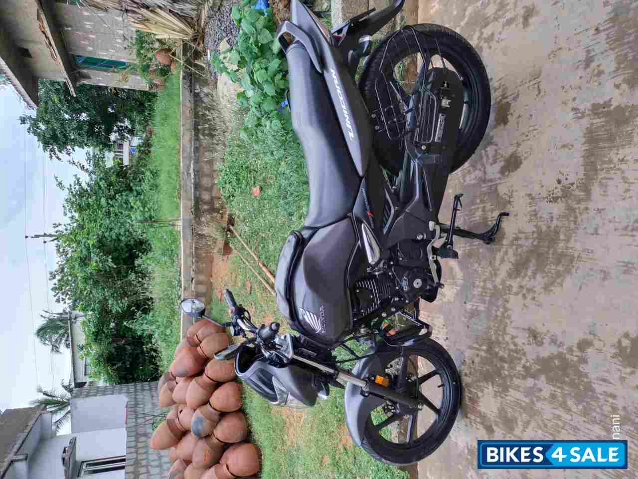 Gray Honda Unicorn 160 BS6