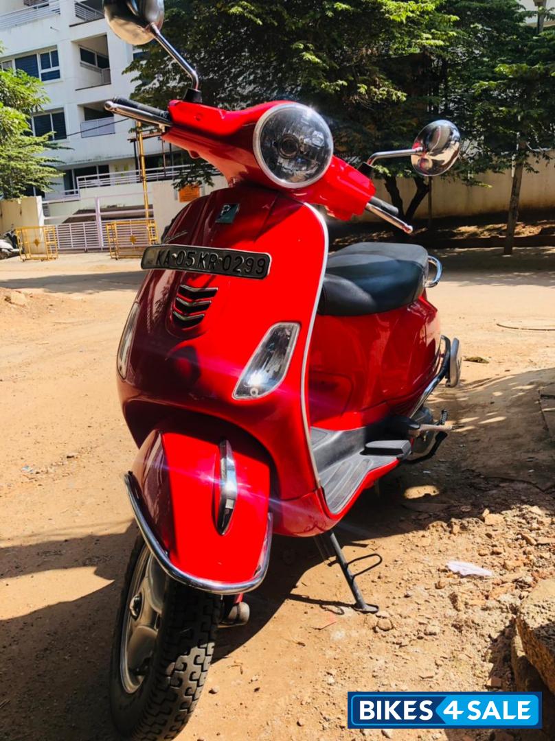 Red Vespa LX 125