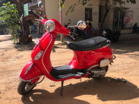 Red Vespa LX 125