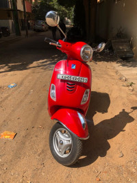 Red Vespa LX 125