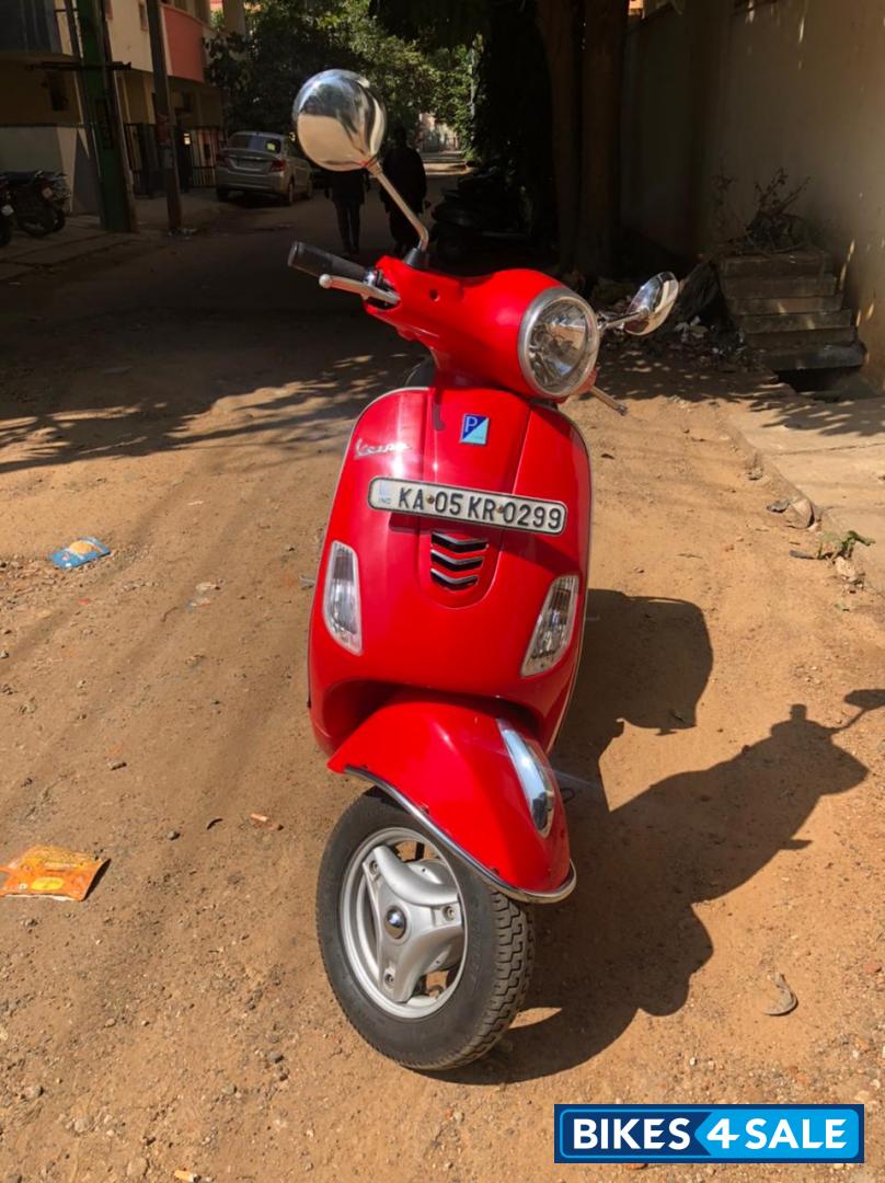 Red Vespa LX 125