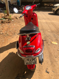 Red Vespa LX 125