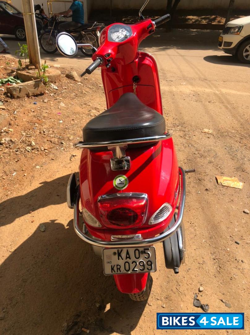 Red Vespa LX 125