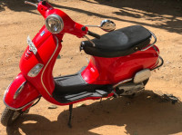 Red Vespa LX 125