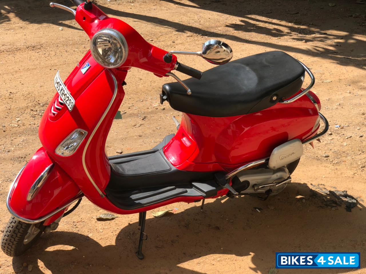 Red Vespa LX 125