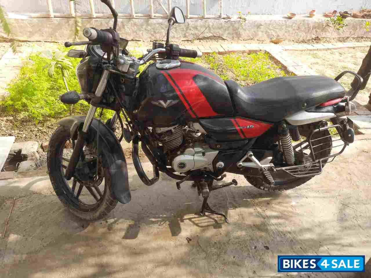 Bajaj V15