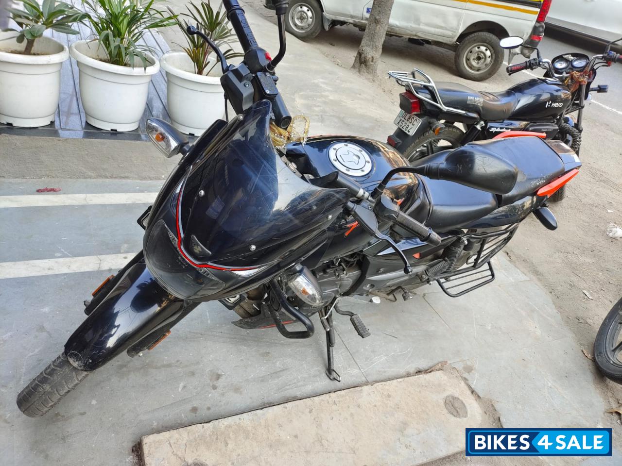 Black And Red Bajaj Pulsar 125 Split Seat