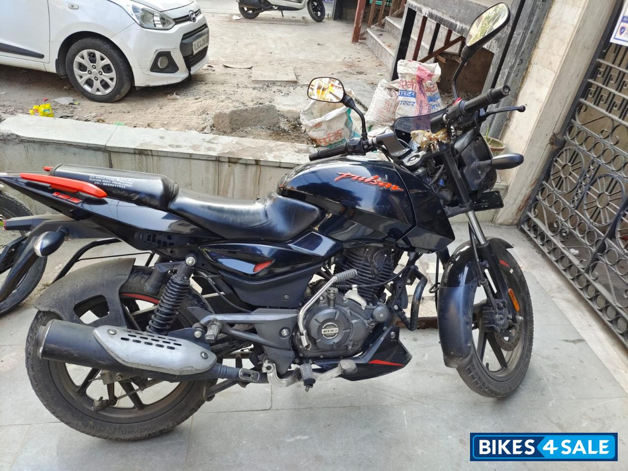 Black And Red Bajaj Pulsar 125 Split Seat