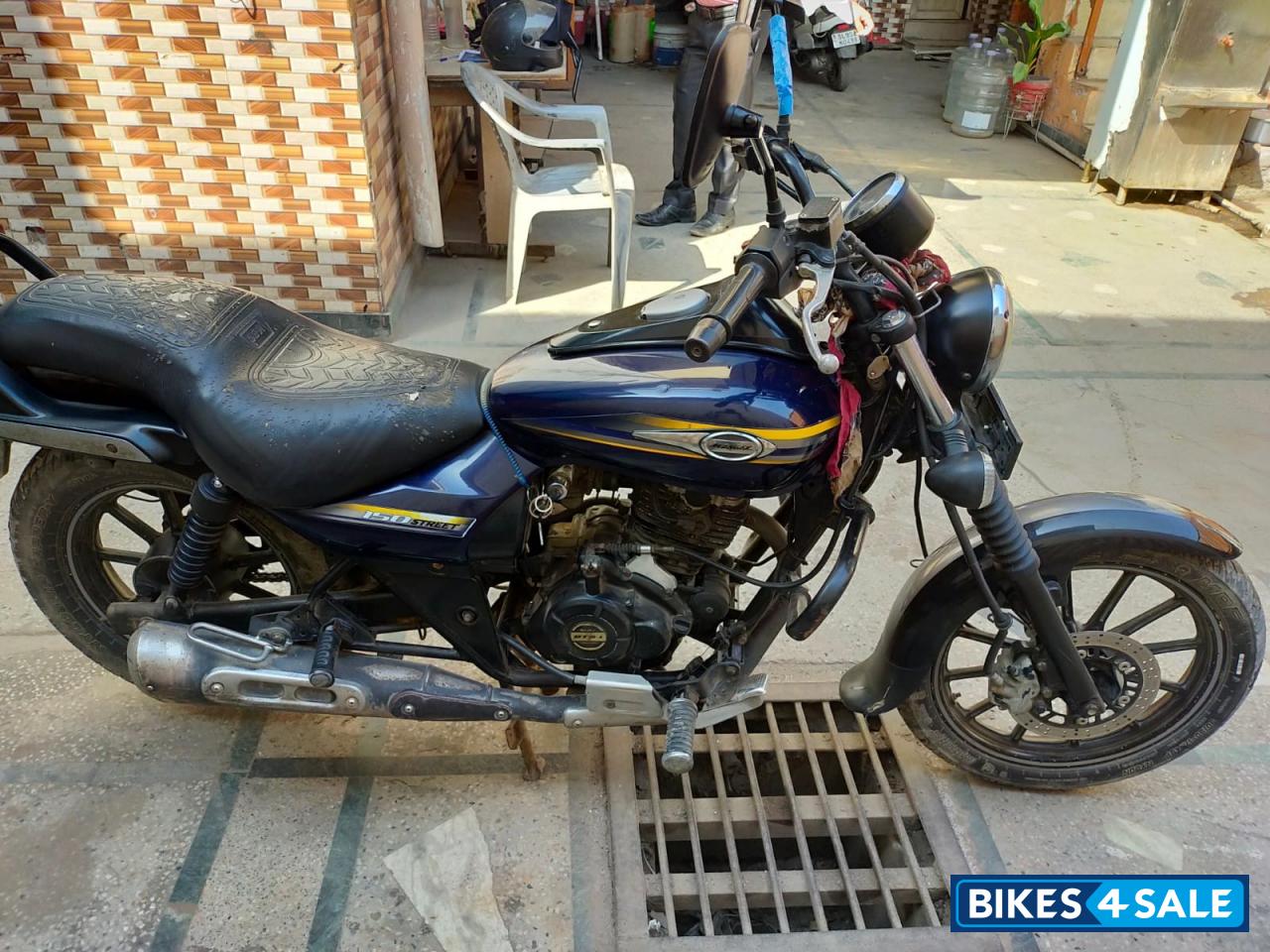 Blue Bajaj Avenger Street 150