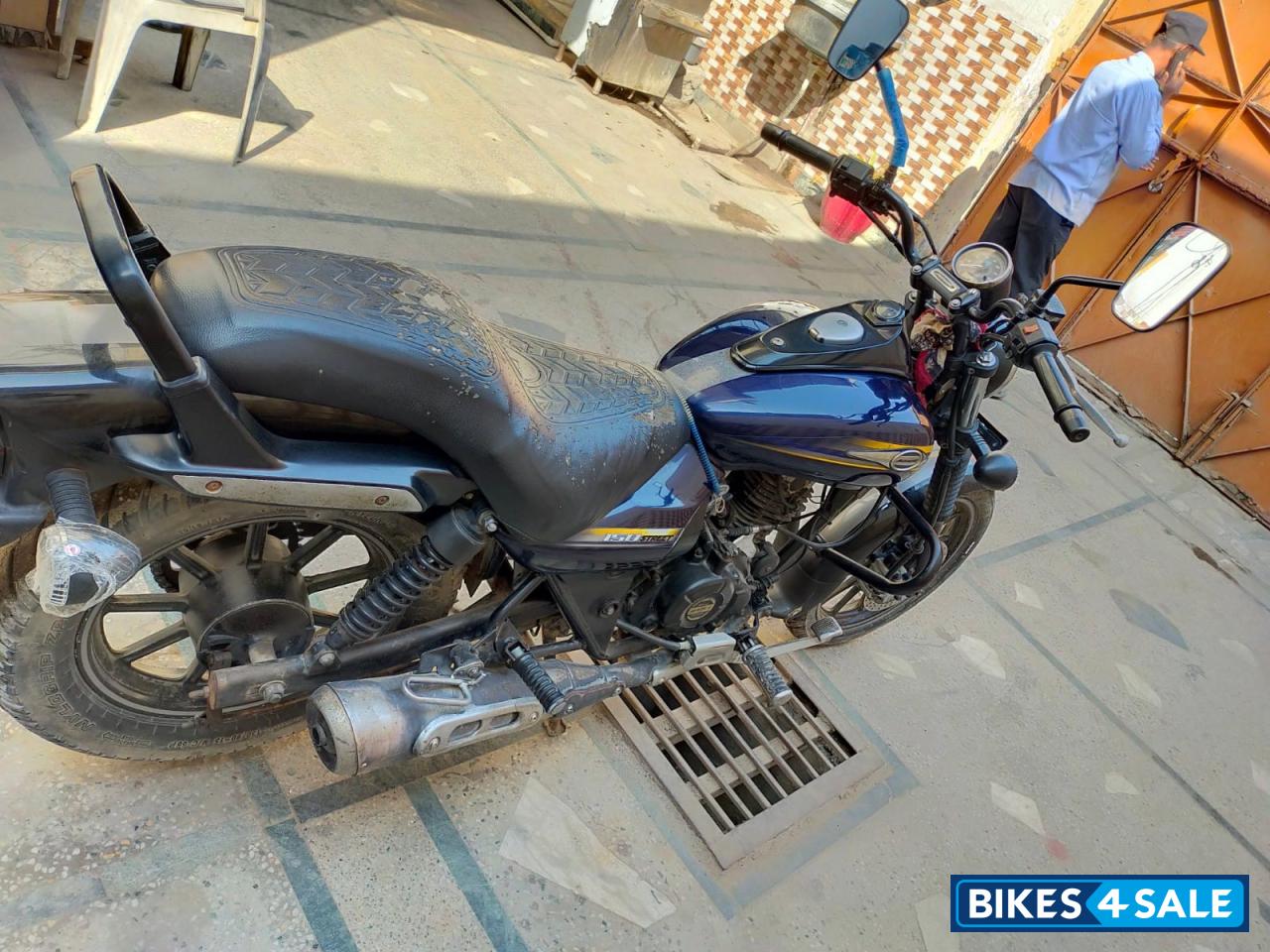 Blue Bajaj Avenger Street 150