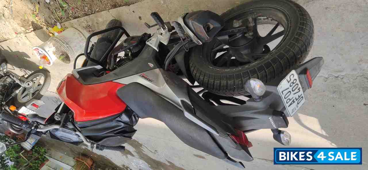 Red Honda CB Hornet 160R