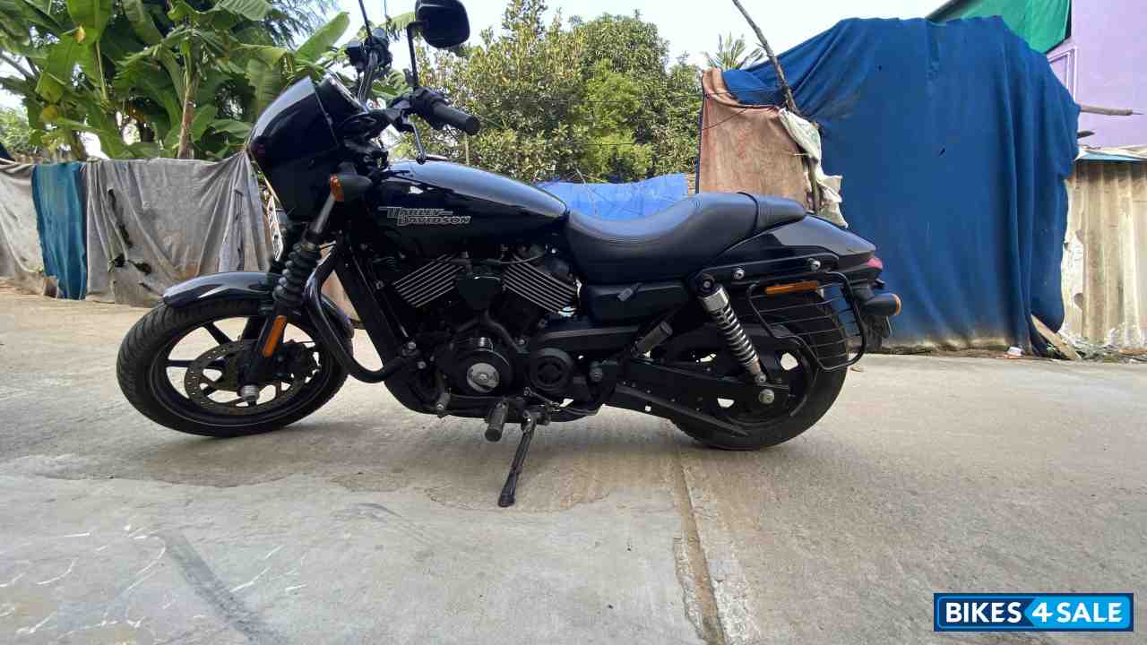 Black Harley Davidson Street 750