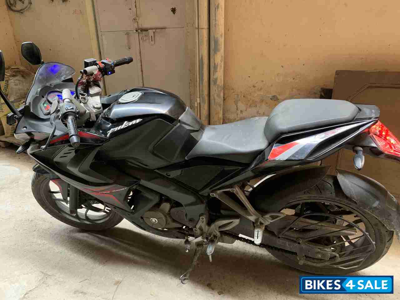 Black Bajaj Pulsar RS 200