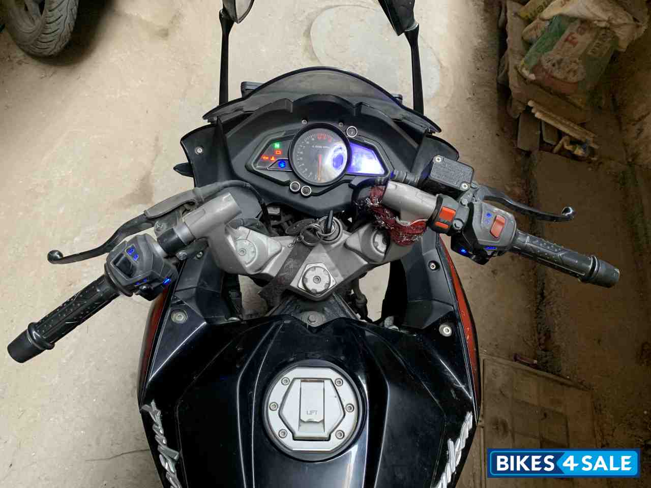 Black Bajaj Pulsar RS 200