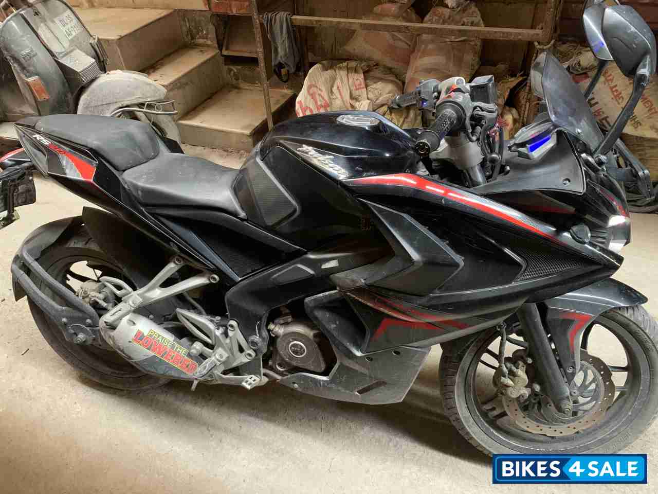 Black Bajaj Pulsar RS 200
