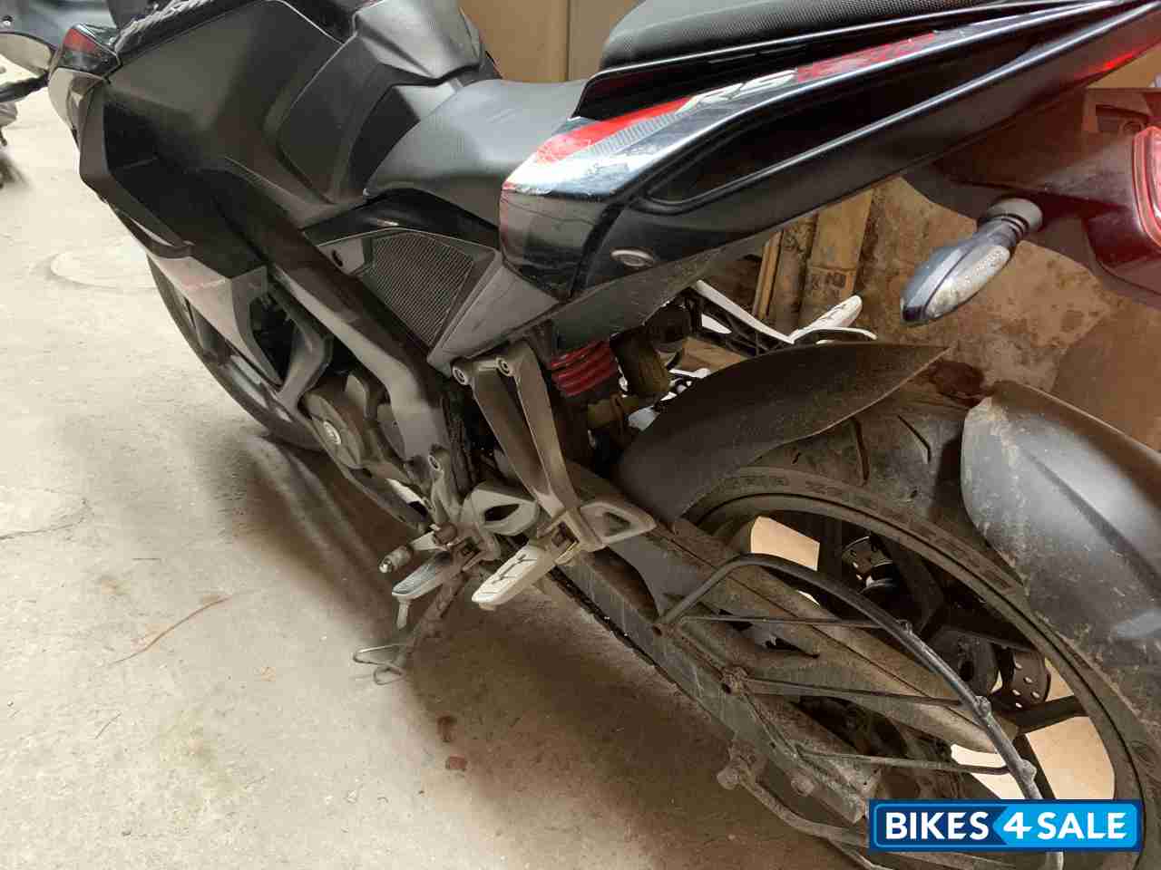 Black Bajaj Pulsar RS 200