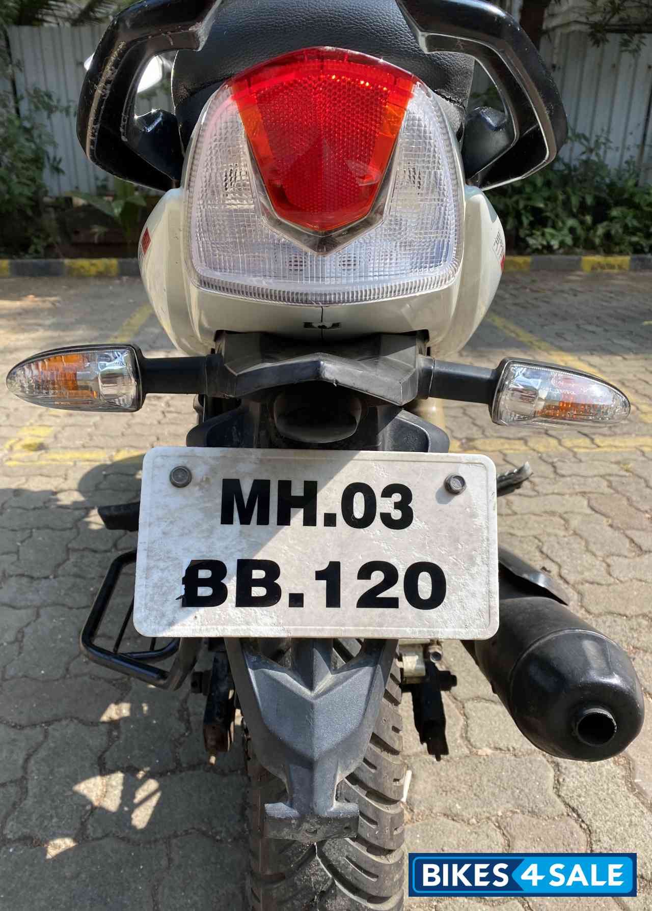 Pearl White TVS Apache RTR 180