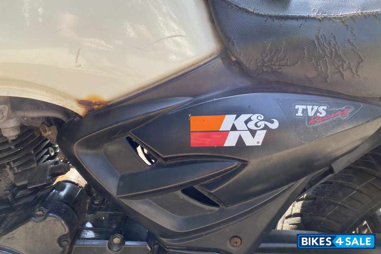 Pearl White TVS Apache RTR 180