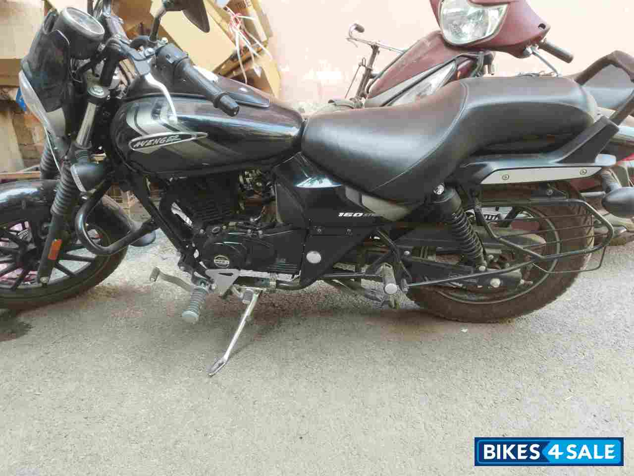 Black Bajaj Avenger Street 160 BS6