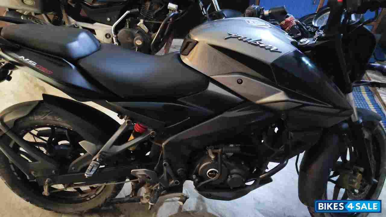 Dual Tone Bajaj Pulsar NS 160