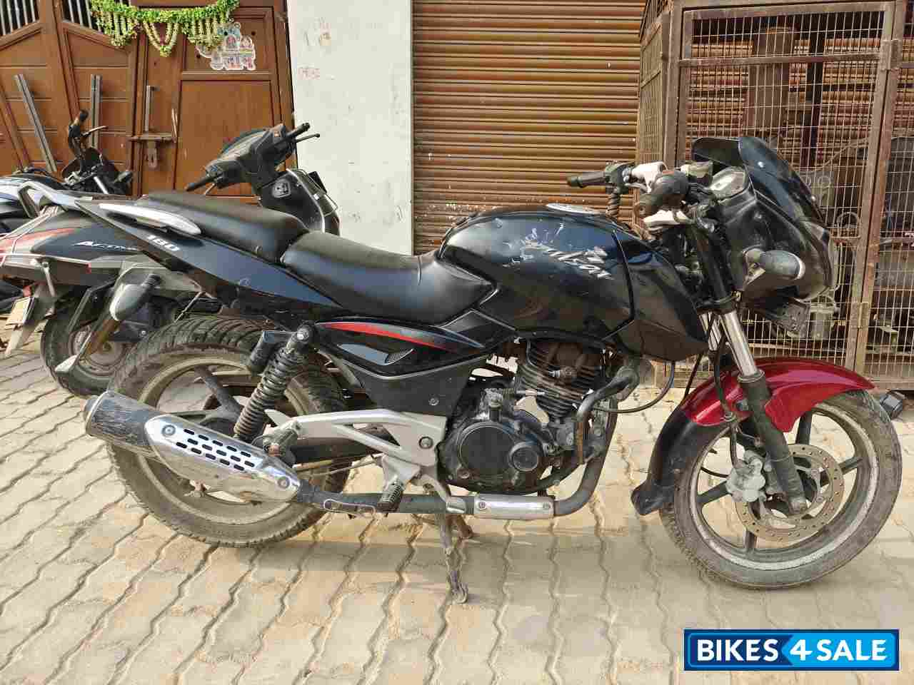 Black Bajaj Pulsar 180
