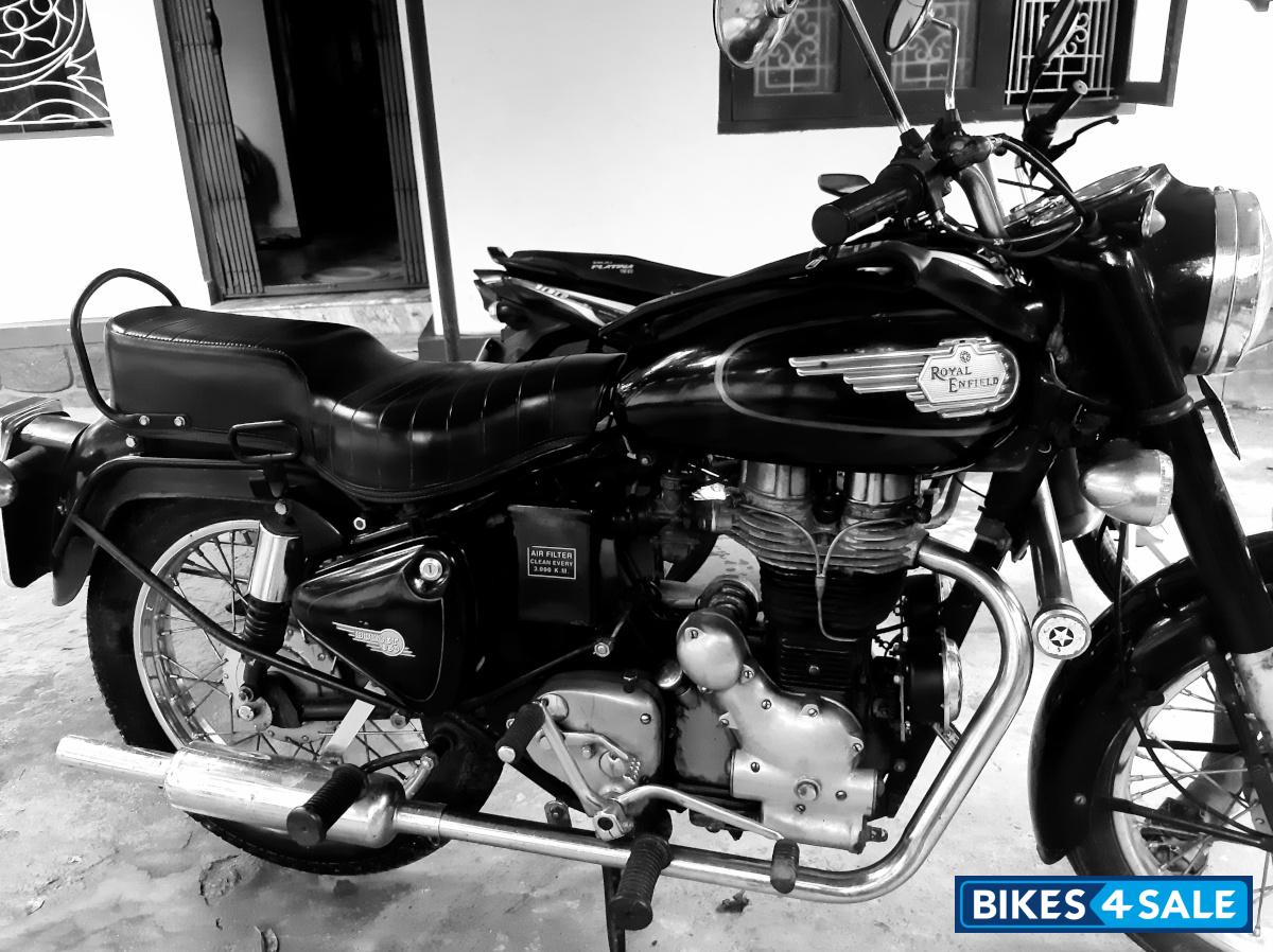 Black Royal Enfield Bullet 350