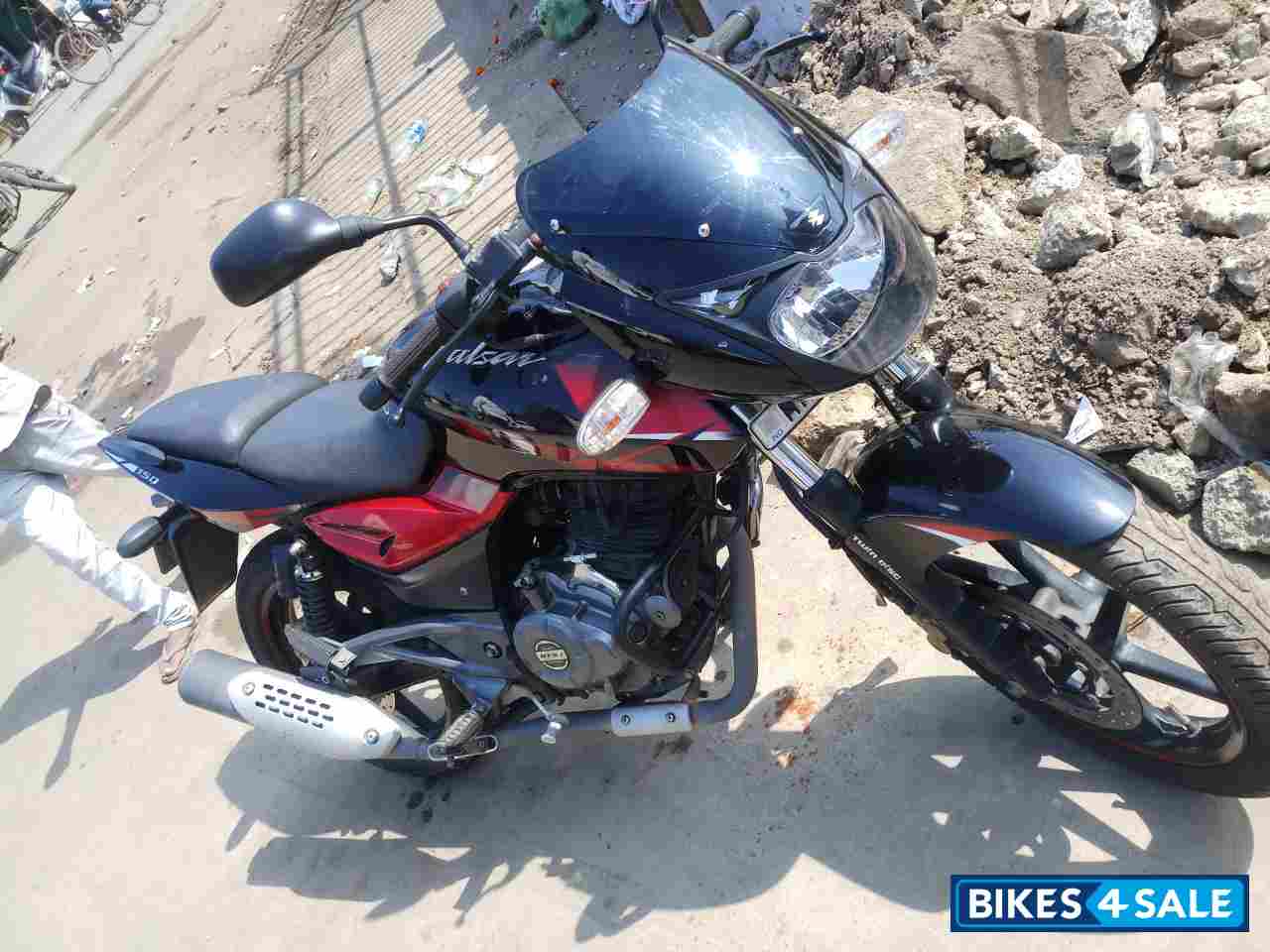 Black Bajaj Pulsar 150 Twin Disc