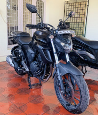 Black Yamaha FZ25