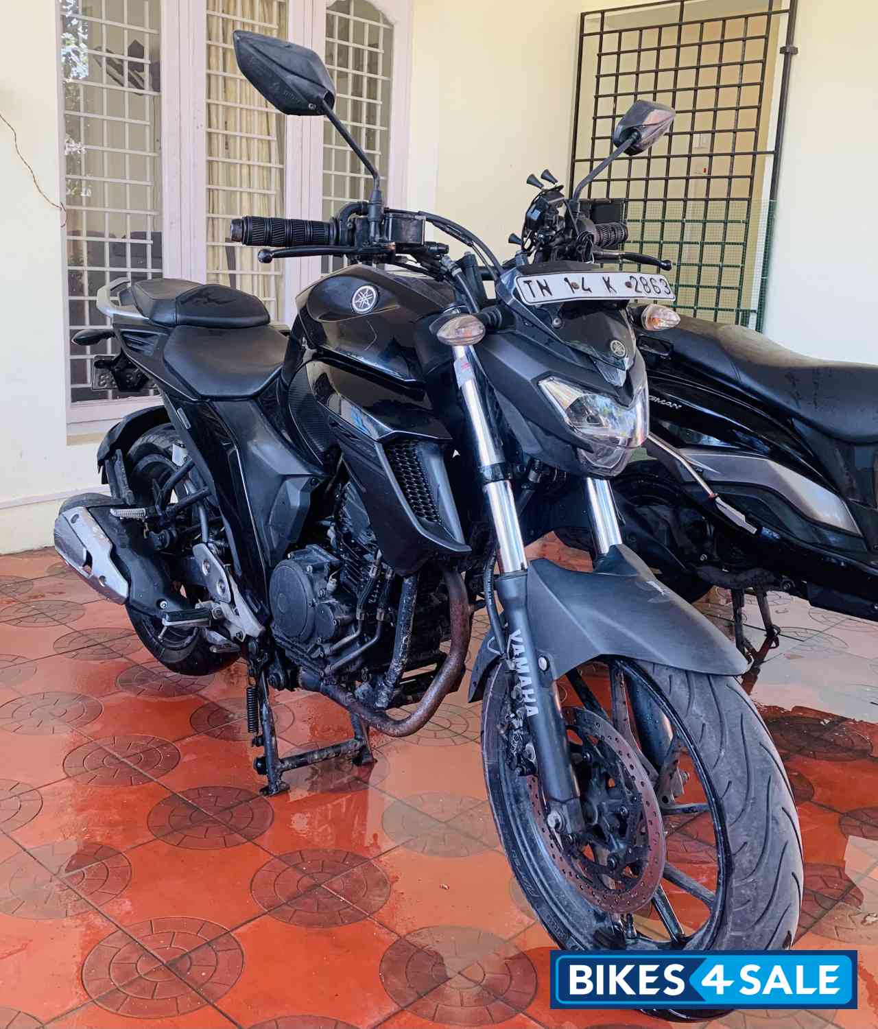 Black Yamaha FZ25