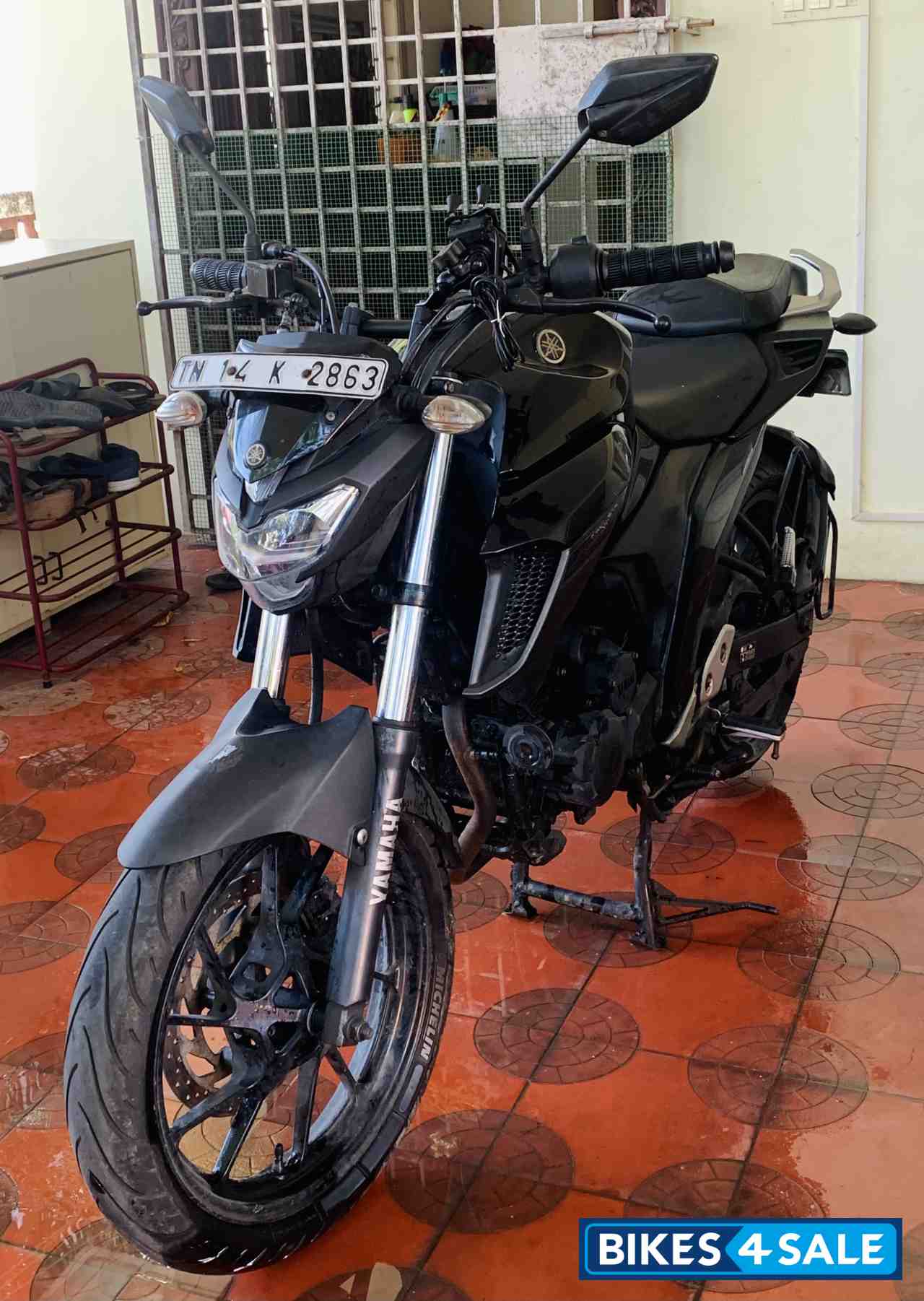 Black Yamaha FZ25