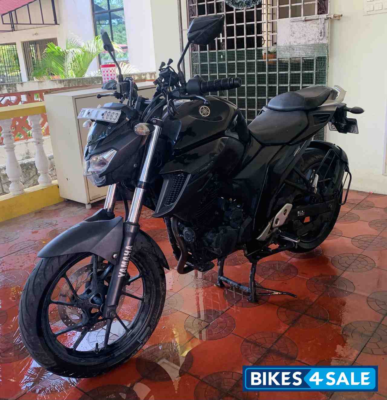 Black Yamaha FZ25