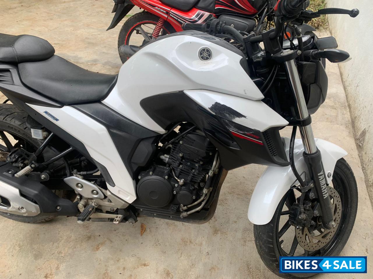 White Yamaha FZ25