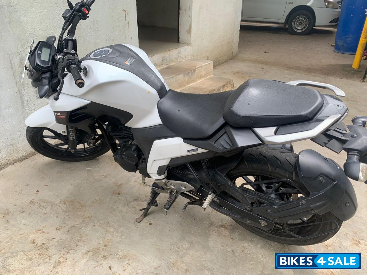 White Yamaha FZ25
